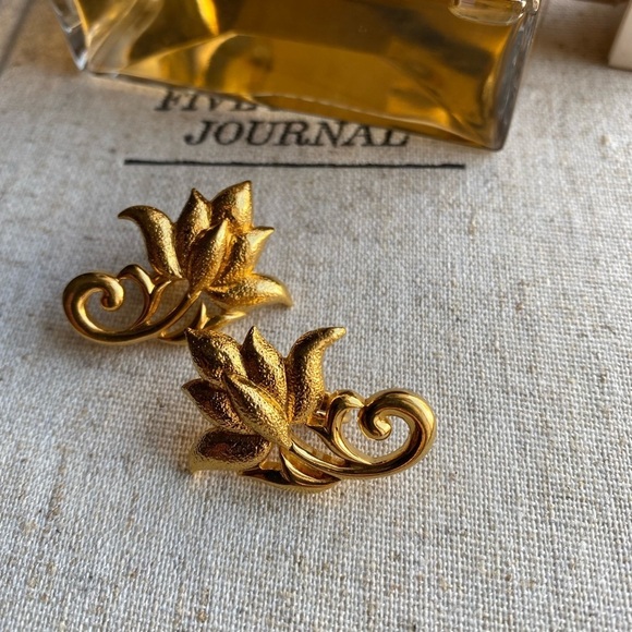 Parisian aesthetic gold tone vintage clip on earrings - Picture 8 of 13